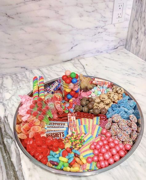 Sleepover Snack Tray, Candy Trays For Parties, Candy Charcuterie Board Birthday, Candy Platter Ideas, Candy Sleepover, Lolly Platter, Candy Tray Ideas, Candy Charcuterie Board Ideas, Candy Platter