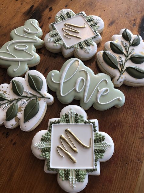 Green Wedding Cookies, Winter Wedding Cookies, Wood Cookies Wedding Decor, Sage Wedding Cookies, Greenery Wedding Cookies, Green And White Wedding Cookies, Sage Bridal Shower Cookies, Wedding Cookies Decorated Greenery, Wedding Cookies Decorated