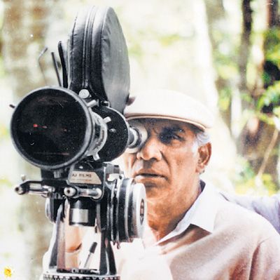 Legendary Bollywood Director and King of Romance Yash Raj Chopra Passed Away Yash Chopra, Aditya Chopra, Yash Raj Films, Amitabh Bachchan, Movie Tickets, Ranveer Singh, Film Studio, Shah Rukh Khan, All Movies