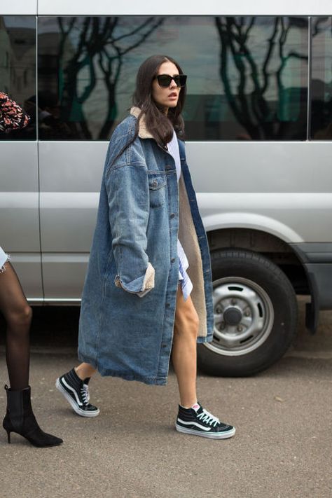 Best Milan Fashion Week Street Style Fall 2016 - Milan Street Style Long Denim Coat, Jeans Trend, Milan Fashion Week Street Style, Mode Tips, Milan Street Style, Woman Walking, Blazer Outfit, Outfit Jeans, Looks Street Style