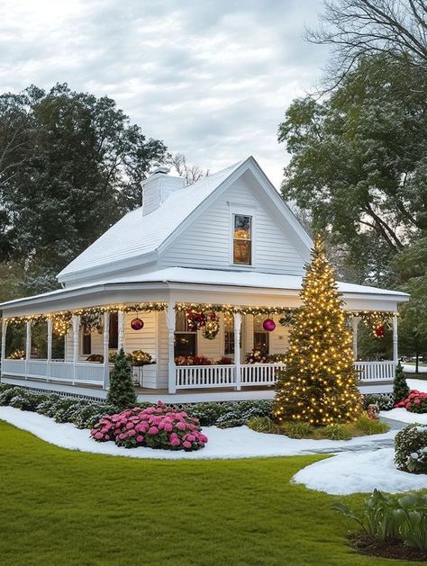 Tiny Homes Front View Of House, Homes With Wrap Around Porches, Swamp House, Studio Cottage, Small Farmhouse Kitchen, Colonial House Exteriors, Cottage Tiny House, Small Home Plans, Christmas Homes