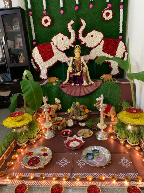 Mahalaxmi Photo, Pooja Backdrops, Mahalaxmi Decoration Ideas At Home, Varamahalakshmi Decoration Ideas, Navratri Pooja, Door Flower Decoration, Gauri Decoration, Soft Board Decoration, Leaf Decor Wedding