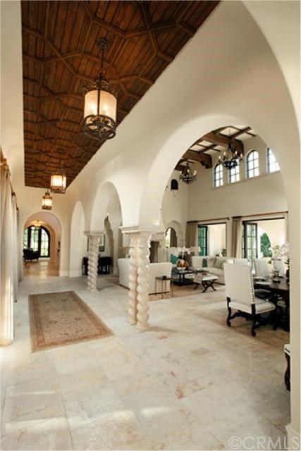 Ceiling Design Mediterranean, Hacienda Homes, Concrete Effect Paint, Hacienda Style Homes, Mexico House, 0 Interest, Mediterranean Style Homes, Mediterranean Home Decor, Spanish Style Home