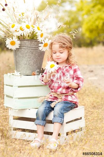 This is cute but with old wood crates Toddler Pictures, Easter Photography, Easter Photoshoot, Mini Photo Sessions, Toddler Photoshoot, Kind Photo, Photography Mini Sessions, Toddler Photos, Toddler Photography