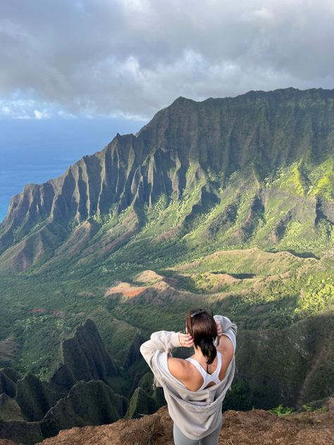 Hiking Aesthetic Hawaii, Hawaii Luxury, Uh Manoa, Travel Vancouver Island, Hiking Aesthetic, Nature Camping, Amazing Places On Earth, Adventure Aesthetic, Hawaii Life