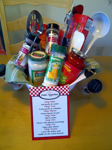 Pasta themed gift basket: colander filled w/ pastas, sauces, spices, dish towel, pot holders, utensils, glass oil bottle, etc Pasta Themed Gift Basket, Pantry Party Gift Ideas, Cooking Themed Gift Baskets, Pasta Basket Ideas, Pantry Shower Gift Ideas, Diy Pasta Gift Basket, Dinner Gift Basket Ideas, Pasta Gift Basket Ideas, Softball Basket