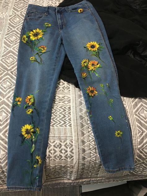 Jeans Painting Flowers, Jeans Painting Ideas Aesthetic, Custom Jeans Diy, Fabric Paint Shirt, Painted Clothes Diy, Denim Embroidery, Clothes Embroidery Diy, Hand Painted Clothing, Paint Shirts