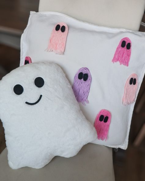 Yarn ghost pillow anyone? I couldn’t get my hands on the viral ones last year so I knew I wanted to make my own this year. All you need is an old pillow case, yarn and fabric glue! #diyhalloween #spookyseason #pinkhalloween #diymom Halloween DIYs, diy decor, girly halloween decor, pink Halloween decor, viral ghost blanket Yarn Ghost, Ghost Blanket, Pink Halloween Decor, Girly Halloween, Day Of The Dead Halloween, Ghost Pillow, Old Pillows, Mom Diy, Pink Halloween