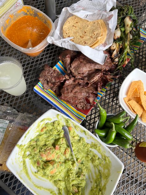 Mexican Carne Asada Party, Mexican Aesthetic Food, Carne Asada Plate, Carne Asada Party, Carne Asada Aesthetic, Mexican Food Aethstetic, Aesthetic Mexican Food, Mexican Picnic, Buchona Vibes