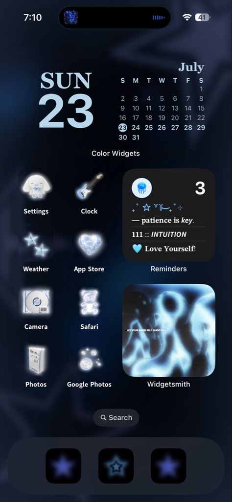 Iphone Home Screen Layout Cybercore, Cybercore Iphone Layout, Iphone Costumization Ideas Aesthetic, Ios 16 Home Screen Ideas Dark Blue, Dark Blue Ios 16 Homescreen, Ios 16 Home Screen Ideas Y2k, Dark Blue Phone Layout, Blue And Black Homescreen, Dark Blue Iphone Layout