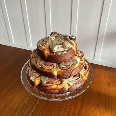 a tower of milk bread cinnamon rolls with cream cheese frosting 😵‍💫❣️ cinnamon roll as cake concept very much inspired by @angela.unni… | Instagram Cinnamon Roll Tower Cake, Cinnamon Roll Tiered Cake, Cinnamon Bun Birthday Cake, Cinnamon Roll Tower, New Years Baking, Big Cinnamon Rolls, Birthday Cinnamon Rolls, Cinnamon Roll Birthday Cake, Bread Cinnamon Rolls