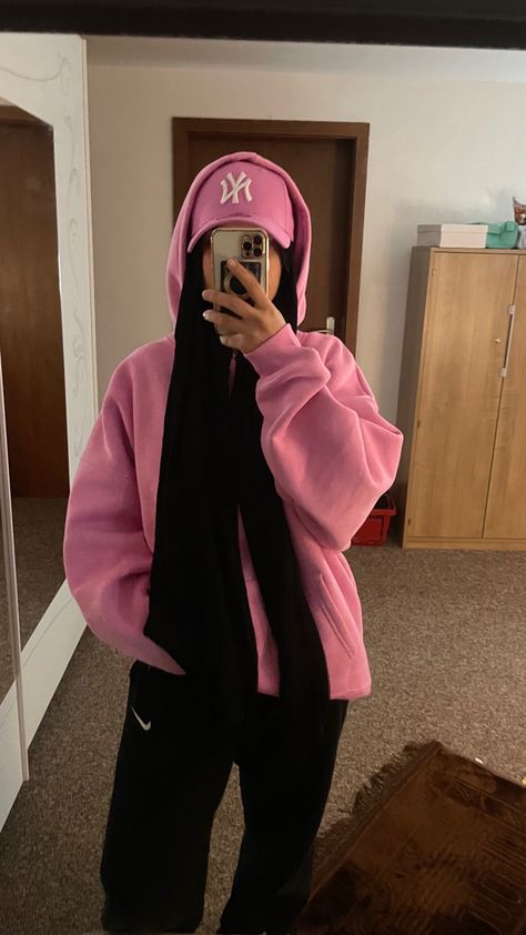 Pink Hoodie Outfit Hijab, Hijab Fashion With Cap, Cap Hijab Style, Hijab Style With Hoodie, Jersey Hijab Outfit, Hijabi Hoodie Outfit, Hijab Hoodie Outfit, Hoodie Hijab Outfit, Pink Cap Outfit