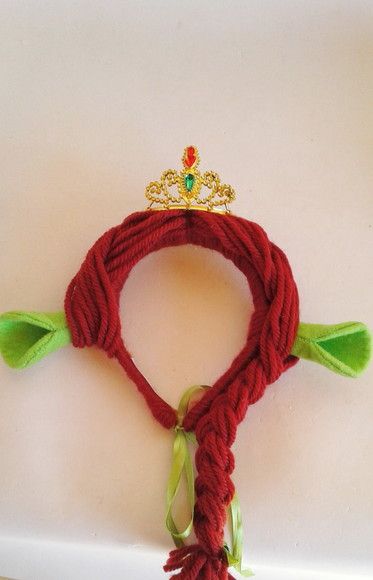 Tiara da Fiona ou do Shrek, para complementar a fantasia do Bebê, da criança e do Adulto.    O valor da tiara do Shrek é R$ 52,80 cada.    Confeccionada em fita de cetim, feltro, coroa prateada ou dourada e lã. Shrek And Fiona Birthday Party Ideas, Diy Shrek Ears, Shrek Halloween Decorations, Shrek Headband, Shrek Crafts, Shrek Birthday Party Ideas, Shrek And Fiona Costume, Shrek Wedding, Roller Skate Cake