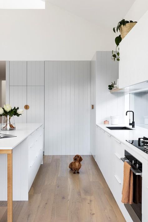 The distance between the kitchen island and workbench is ample, as shown by dachshund Monty | Photography: Martina Gemmola Clayton Orszaczky, Hm Home, 아파트 인테리어, Kitchen Farmhouse, Scandinavian Kitchen, Design Hotel, White Cabinets, Kitchen Style, Kitchen Styling