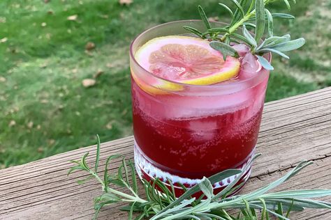 Elderberry Cocktail - Here elderberry syrup isn't used to fight a cold – instead as the main ingredient in this colorful cocktail Elderberry Syrup Mocktail, Elderberry Syrup Cocktail, Elderberry Cocktails Drink Recipes, Elderberry Syrup Drink Recipes, Elderberry Cocktails, Elderberry Cocktail, Elderberry Syrup Uses, Eating Mindfully, Rosemary Cocktail