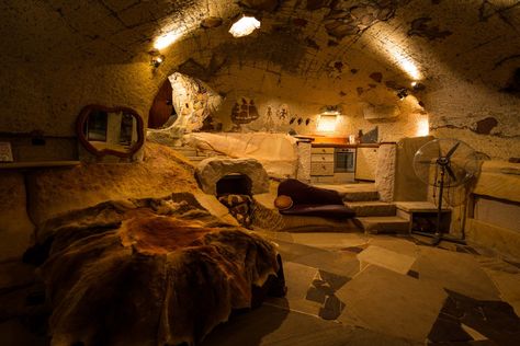 Lionel Buckett's spectacular Clifftop Cave Case Sotterranee, Hidden Tv Cabinet, Blue Mountains Australia, Passive Solar Design, Cave Home, Secret House, Solar Design, Underground Homes, Cave House