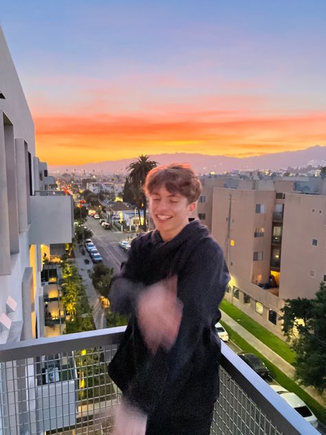 #fashion #sunset #tiktok #tiktokboys #itscyp #cyprien #losangeles #frenchboy #sunrise #smile #aesthetic #sunsetphotography #instagramstoryideas #photoidea #instagramstylist Smile Aesthetic, Green Sunset, Tiktok Boy, Sunny Boy, French Boys, Fine Guys, Boy Aesthetic, Instagram Story Ideas, Reference Photos