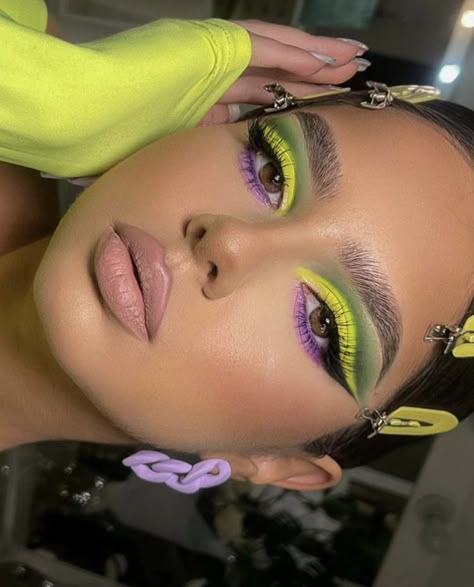 Disney Eye Makeup, Festival Eye Makeup, Purple Eyeshadow Looks, Purple Makeup Looks, Makeup Ojos, Festival Make Up, Yellow Makeup, Purple Eye Makeup, Neon Makeup