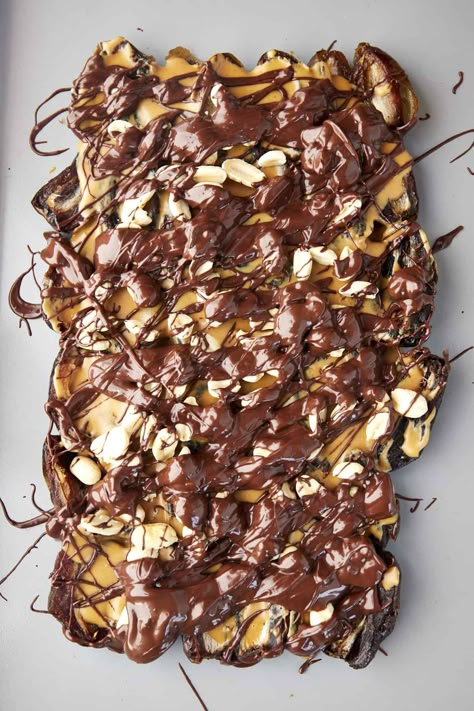 Make the viral date bark recipe with just five ingredients for an easy, no-bake Snickers-inspired dessert you can feel good about! Chocolate Bark With Dates, 4 Ingredient Date Snickers, Snickers Bar Made With Dates, Medjool Date Snickers, Date Peanut Butter Chocolate Bark, Chocolate Date Bark, Date Crunch Bark, Date And Chocolate Recipes, Dessert Dates Recipe