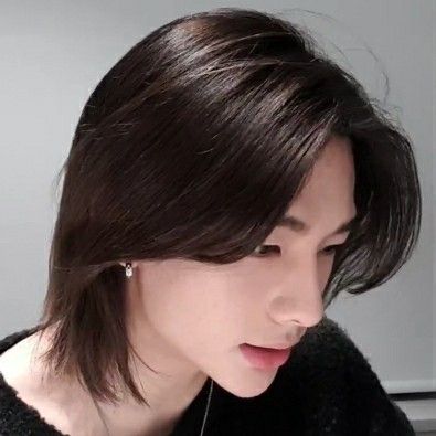 Female Boyish Haircut, Hair Stail For Short Hair, Hwang Hyunjin Hairstyle, Hyunjin's Haircut, Hyunjin Hair Styles, Straight Wolfcut Short, Hwang Hyunjin Short Hair, Kpop Short Haircut, Felix Wolfcut