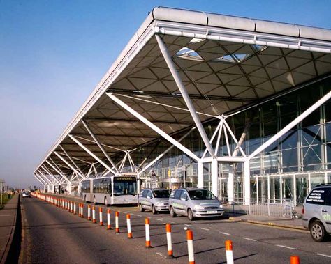 OVERHEAD PLANE    Stansted Airport - the canopy even missing a wall is used to define a shaded walkway or driveway. Transport Terminal, Hopkins Architects, London Stansted Airport, Stansted Airport, Walkway Landscaping, Brutalist Buildings, Airport Terminal, Airport Design, Library Architecture