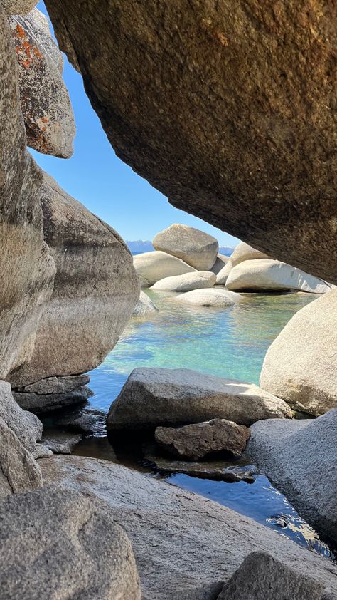 Lake Tahoe Vacation, Rock Designs, Art Examples, Seascape Artwork, Beach Walking, Painting Water, Seascape Photography, Blue Nature, Watercolor Lessons