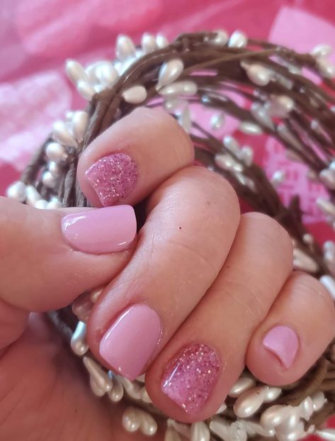 Pink Glitter Gel Nails Short, Pink Glitter Valentines Nails, Pink Christmas Gel Nails, Pink Concert Nails, Valentines Dip Powder Nails, Pink Glitter Gel Nails, Pink Manicure Ideas, Spring Dip Powder Nails, Pink Dip Powder Nails