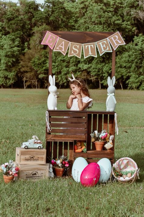 DIY Easter banner and stand for a cute photoshoot Spring Easter Photoshoot Ideas, At Home Easter Photoshoot, Easter Photography Ideas Mini Sessions, Outdoor Easter Photoshoot, Easter Minis Photography Outdoor, Easter Photoshoot Ideas Kids, Easter Pictures For Kids, Rancho Photoshoot, Easter Minis Photography