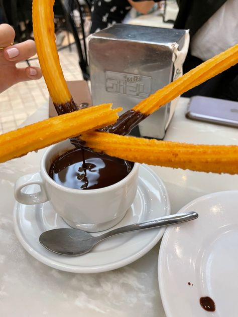 Churros con chocolate Churros Photography Food Styling, Churros Pictures, Churros Madrid, Churros Con Chocolate, Spanish Churros And Chocolate, Donuts, Cool Photos, Dessert Recipes, Tableware