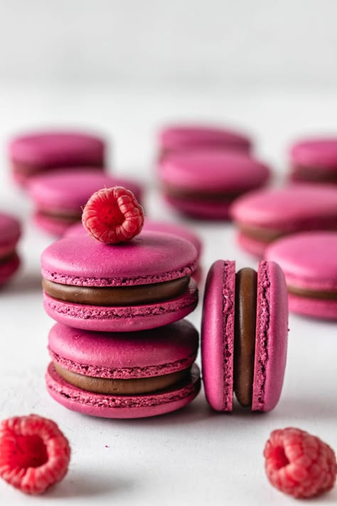 Jam Raspberry, Pies And Tacos, Raspberry Macaroons, Make Macarons, Raspberry Macarons, Chocolate Buttercream Recipe, Pink Macarons, Macaron Filling, Raspberry Desserts