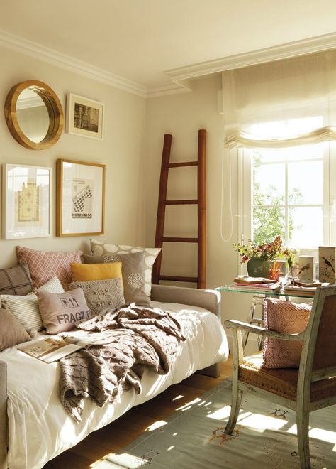 Tips For A Great Small Guest Room 8 Guest Room Daybed, Small Guest Rooms, Daybed Room, Guest Bedroom/office, Small Guest Room, Small Guest Bedroom, Home Office/guest Room, Deco Studio, Extra Bedroom