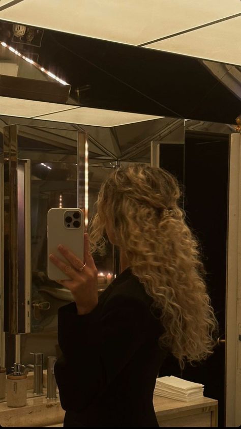 Curly Hair White Girl, Shakira Hair, Blonde Highlights Curly Hair, Chic Hairstyle, Aesthetic Vogue, Highlights Curly Hair, Blonde Curly Hair, Blonde Hair Girl, Blonde Curls