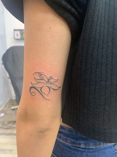 Rapunzel Tattoo Idea, Tangled Flower Tattoo Simple, Tangled Crown Tattoo, Tangled Golden Flower Tattoo, Tangled Movie Tattoos, Sundrop Flower Tangled Tattoo, Tangled Tattoo Pascal, Tattoo Tangled Disney, Tangled Rapunzel Flower Tattoo