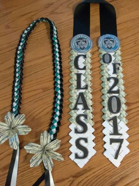 Graduation Money Ley, Money Sash Graduation Diy, Graduation Lies, Money Necklace For Graduation, How To Make Money Leis For Graduation, Diy Graduation Stole, Graduation Necklace Ideas, Graduation Lay, Money Lai