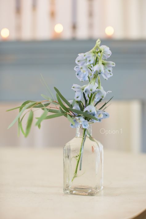 Bud Vases White Flowers, Wedding Bud Vases, Flower Bud Vases, Bud Vases Wedding, Dream Restaurant, Bud Vase Centerpiece, Bud Vases Flowers, Beautiful Wedding Centerpiece, Glass Bud Vases