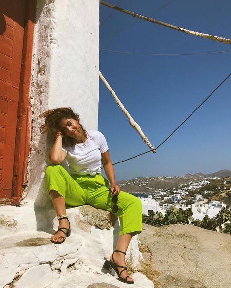 Lime green outfit, cropped linen pants, lime green trend, lime green look, linen outfit ideas, toe sandals outfit, summer outfit ideas Lime Green Outfit, Lime Green Outfits, Sandals Outfit Summer, Chicago Fashion, Neon Outfits, Fall Is Coming, Explore Italy, Street Style Parisian, Blogger Outfits