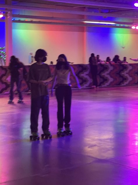 Chill Couple Aesthetic, Rollerskating Couple Aesthetic, Teenage Dirtbag Couple, Rollerskating Couple, Rollerskating Date, Couple Dates Aesthetic, Skater Relationship Aesthetic, Roller Skating Couple, Roller Skating With Friends