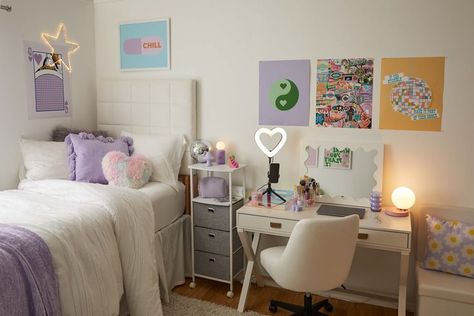 Room Purple Ideas, Purple Ideas Bedrooms, Purple Room Inspo Aesthetic, Pink And Purple Dorm Room, Room Inspo Aesthetic Purple, How To Decorate A Purple Bedroom, Dorm Room Pillows, Purple And Green Bedroom Decor, Lilac Dorm Room