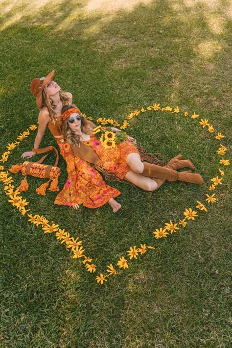 Boho Best Friend Photoshoot, 70s Vibe Photoshoot, 70s Birthday Photoshoot, 70s Senior Photoshoot, Groovy Photoshoot Ideas, Hippy Photoshoot Ideas, 70s Inspired Senior Pictures, Senior Pic Outfit Ideas Summer, Two Groovy Photoshoot