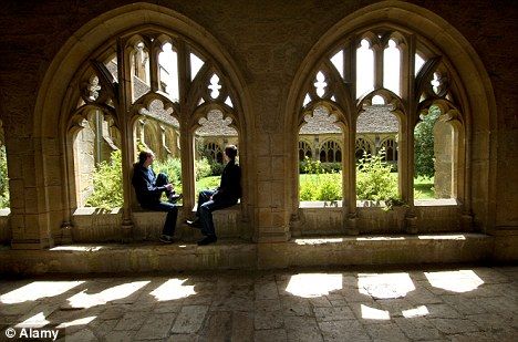 Men can wear skirts at Oxford University as academic dress code is changed to… Hogwarts Aesthetic, Slytherin Aesthetic, Harry Potter Aesthetic, Foto Vintage, Dark Academia Aesthetic, Oxford University, Academia Aesthetic, Harry Potter World, The Marauders