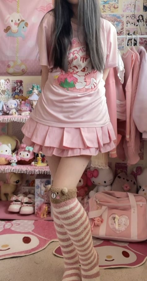 Pink Outfits Cutecore, My Melody Core Outfits, Kawaii Fairycore Outfit, Kawaii Core Outfit Pink, Kawaii Hello Kitty Outfit, Gurokawaii Clothes, Cute Core Clothing, Kawaii Cutecore Outfit, Meloclaws Outfits