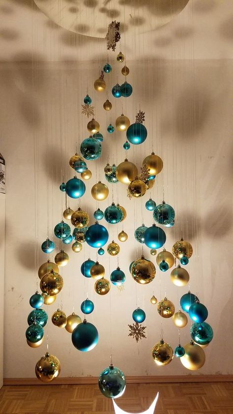 a beautiful floating Christmas tree of turquoise and gold ornaments of various sizes and shapes is amazing Floating Ornament Tree, Small Xmas Tree Decorating Ideas, Invisible Christmas Tree, Floating Christmas Tree, Copper Christmas Decor, Christmas Tree Alternative, Design Camino, Twig Christmas Tree, Blue Christmas Ornaments