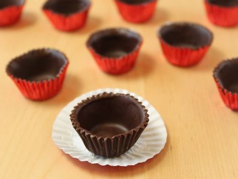 Designer Chocolate, Edible Bowl, Edible Cups, Chocolate Bowls, Candy Ice Cream, Snack Hacks, Custard Cream, Making Chocolate, Candy Cup