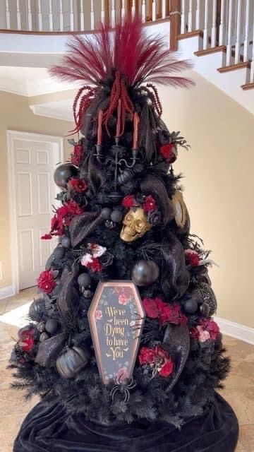 Halloween Christmas Tree Decorations, Black And Burgundy Christmas Tree, Black Christmas Decorations Inspiration, Black Tree Decorating Ideas, All Black Christmas Tree, Halloween Xmas Tree, Halloween Christmas Tree Ideas, Halloween Trees Ideas, Gothic Christmas Aesthetic