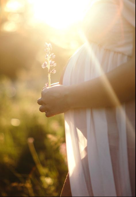 Wild Flower Maternity Shoot, Maternity Photography Forest, Pregnancy Photos Nature, Natural Maternity Photography, Vintage Maternity, Nature Photoshoot, Nature Water, Flower Field, Maternity Session