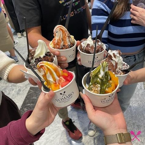 YOMARO Frozen Yogurt (@yomarofrozenyogurt) • Instagram photos and videos Frozen Yogurt Aesthetic, Yogurt Land, Frozen Yogurt Store, Frozen Yogurt Toppings, Turkish Yogurt, Yoghurt Bowl, Yogurt Toppings, Gelato Shop, Frozen Yogurt Shop