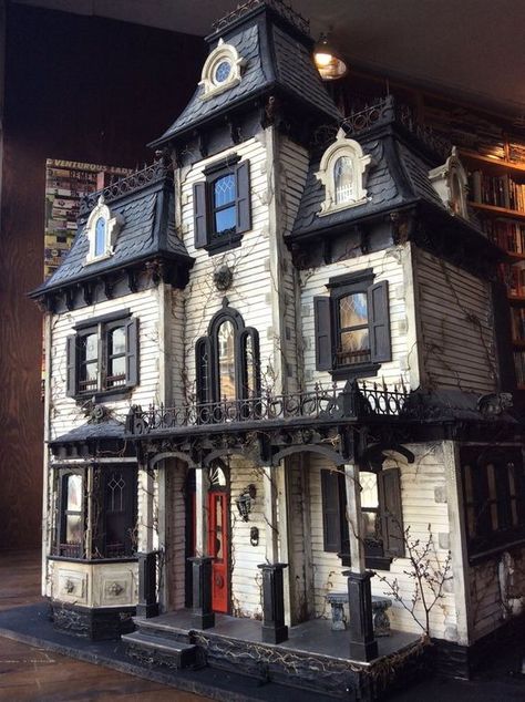 30 Cool Haunted House Crafts Perfect for Halloween #HauntedHouse #Halloween Beacon Hill Dollhouse, Victorian Dollhouse Miniatures, Haunted House Craft, Haunted House Diy, Dollhouse Halloween, Casa Halloween, Haunted Dollhouse, Halloween Miniatures, Spooky House