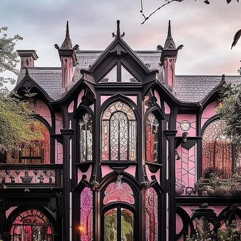 Haunt on Instagram: "Black & pink looking sexy in this Barbie inspired gothic mansion dreamt up by @artistic_imaginings 😍🖤 #gothichome #pastelgoth #gothicdecor" Pink And Black House Next To Each Other, Pink And Black Victorian House, Black And Pink House, Pink Gothic Aesthetic, Black Victorian House, Sims Mansion, Gothic House Exterior, Pink Black Room, Gothic Haunted House