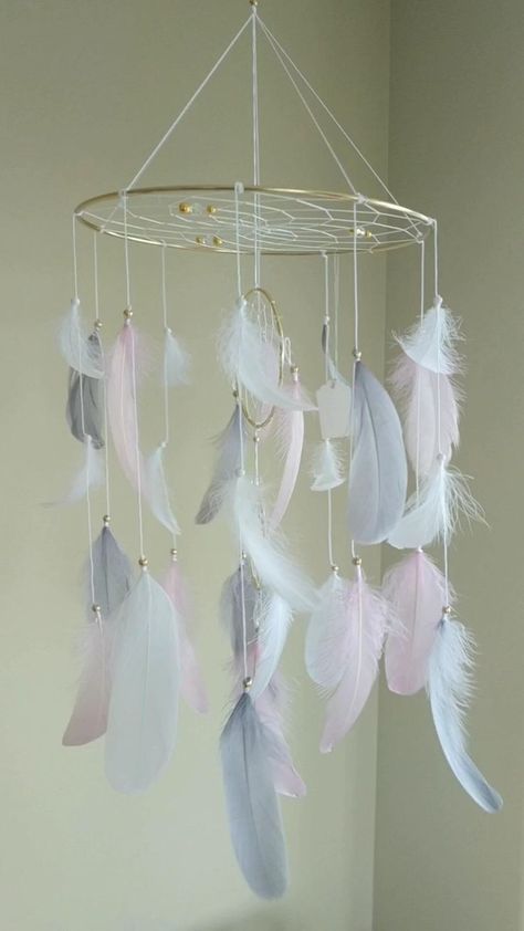 Crafts Using Feathers Ideas, Ceiling Hanging Decor, Pink Baby Mobile, Pink Dream Catcher, Dreamcatcher Mobile, Mobile Light, Diy Dream Catcher Tutorial, Dreamcatcher Baby, Dream Catcher Patterns