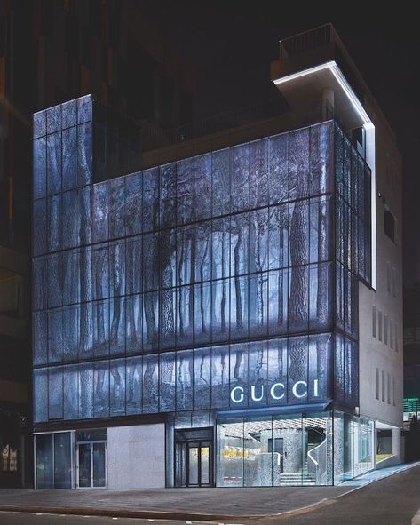 Called ‘The Gucci Gaok’, the store features a giant unique façade themed “Hwan” (Illusion), demonstrating a dark forest which is meant to illustrate “the illusion of nature”. Read more at Inside Retail Asia Shop Facade, Gucci Store, Architecture Magazines, Korea Style, Glass Facades, Facade Design, Residential Design, Creative Logo, Visual Merchandising